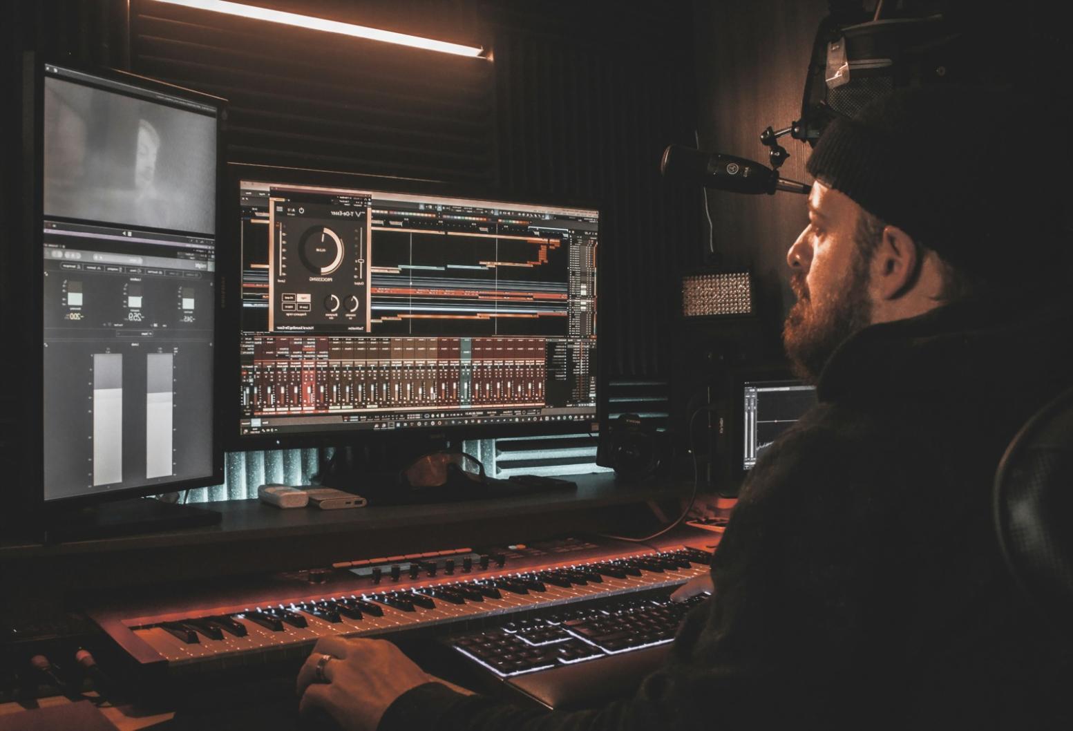 Estudiantes colaborando en proyectos de video